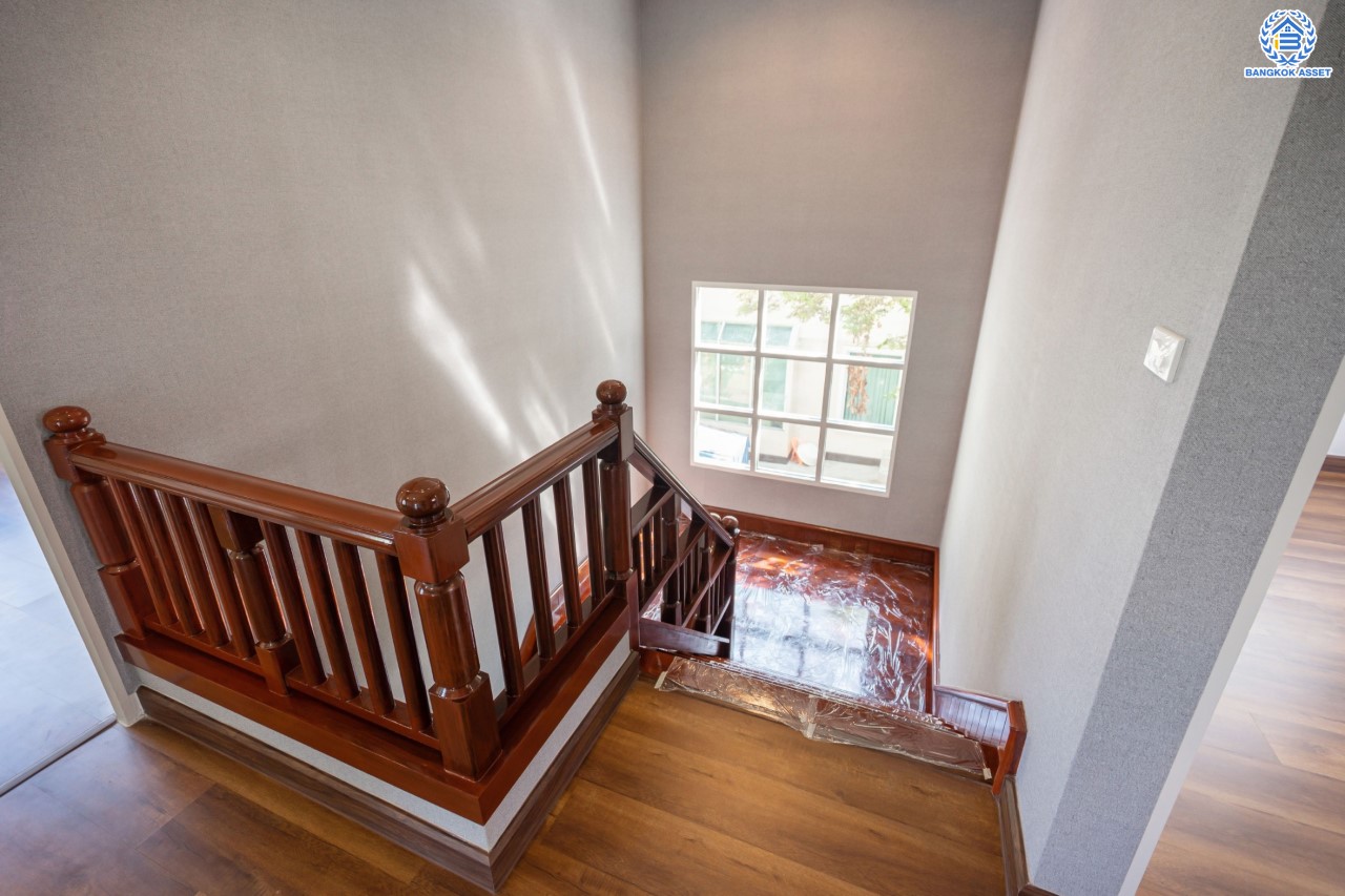 บ้านมือสองตกแต่งใหม่ ม.ราชพฤกษ์ บางบอน4 หลังมุม ตกแต่งหรูหรา เนื้อที่ 102 ตร.ว. ฟังก์ชัน 3 ห้องนอน 3 ห้องน้ำ จอดรถได้ 4 คัน พื้นที่สนามหญ้ากว้างกว่า 106 ตร.ม. บนทำเลศักยภาพ เชื่อมต่อหลายเส้นทาง ใกล้เดอะมอลล์บางแค จุดขึ้นทางด่วน "เพชรเกษม" และรถไฟฟ้าสายสีน้ำเงิน "สถานีหลักสอง"